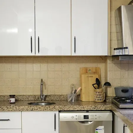 2br House Next To Metro *