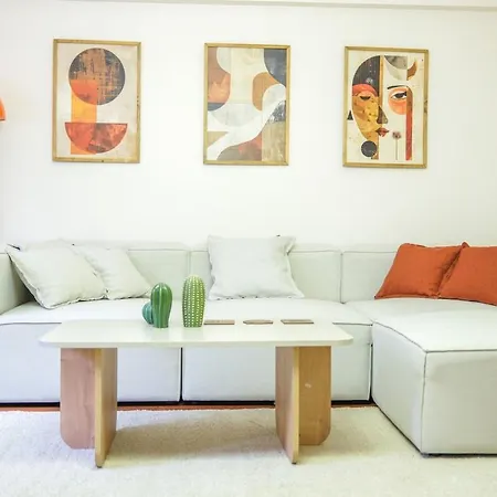 2br House Next To Metro *